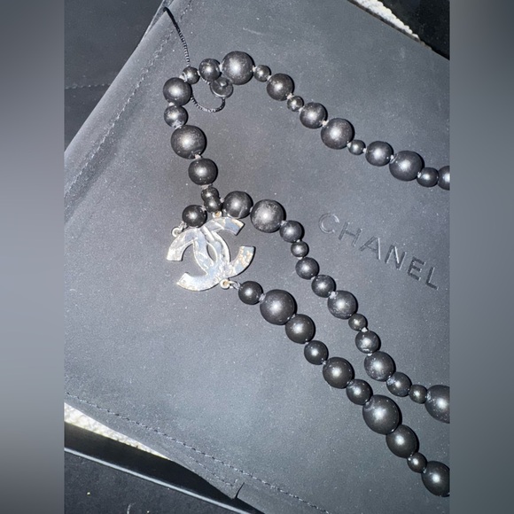 CHANEL PEARLS Choker Black Beaded Enamel Map CC Charm Necklace - Picture 2 of 10